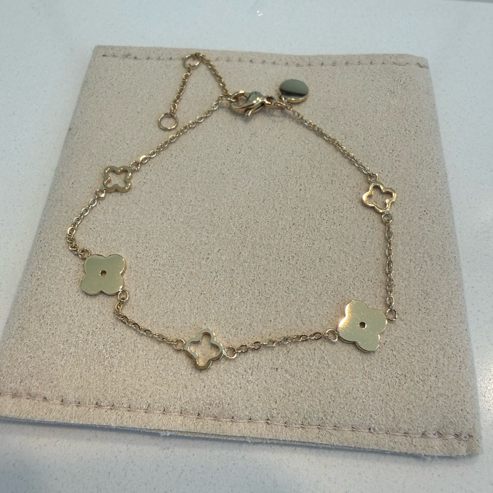 Chic Gold Floral Bracelet